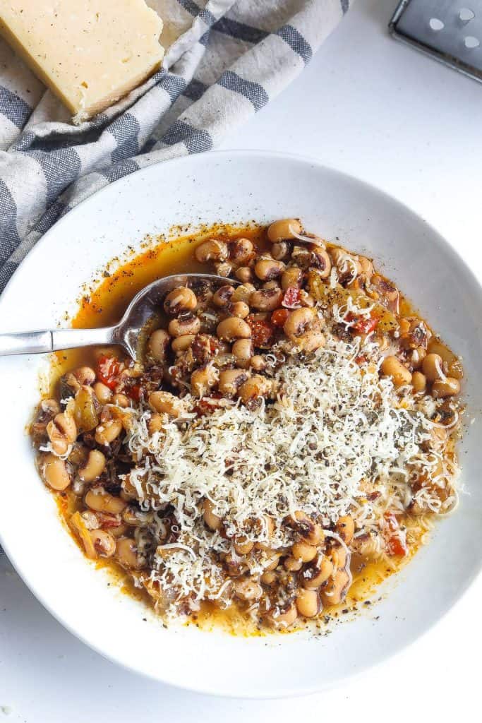 instant pot black eyed peas in a white bowl