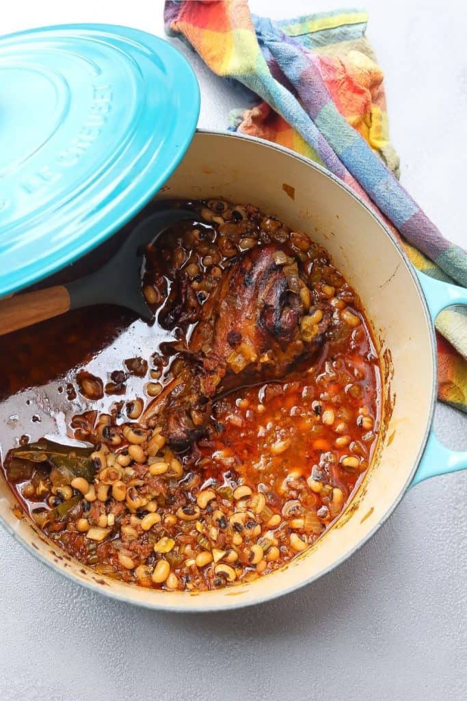 blackeyed peas and smoked turkey in a blue pot