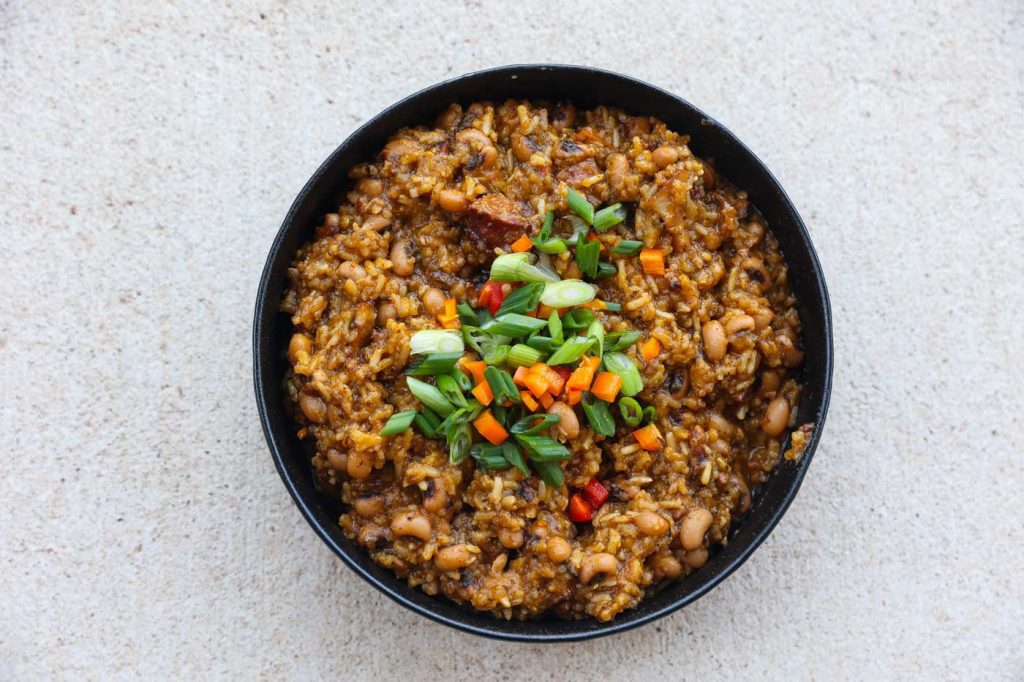 blackeyed peas, rice, green onions, and peppers in black bowl