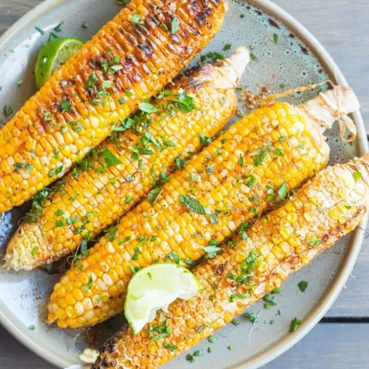 Grilled corn on the cob with spicy vegan crema
