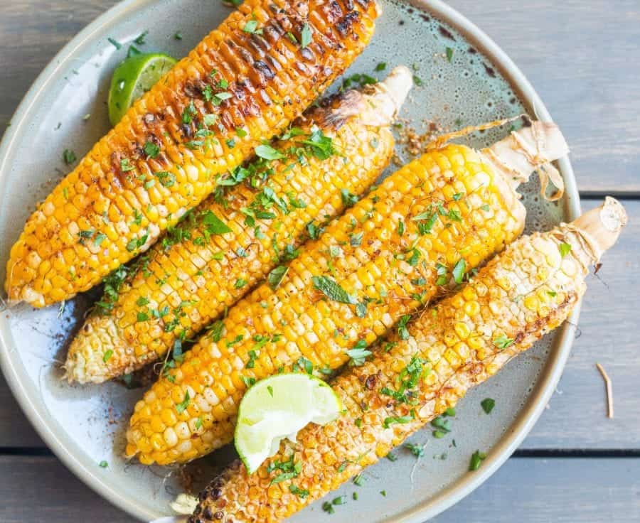 Grilled corn on the cob with spicy vegan crema