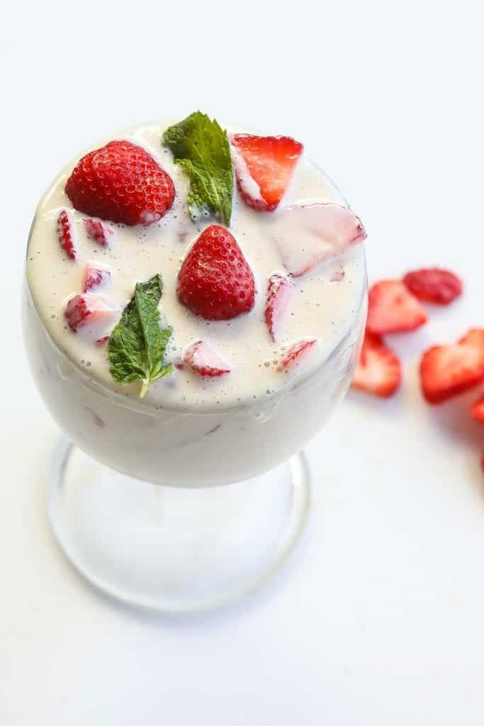 fresas con crema in a glass