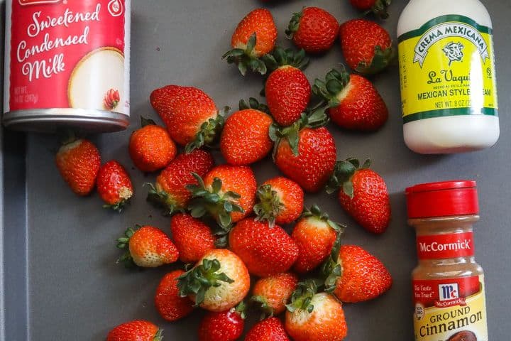 fresas con crema ingredients on a tray