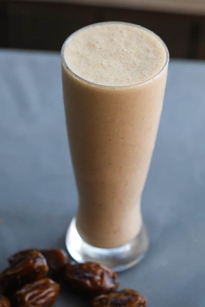 oat smoothie with dates