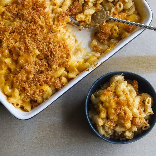 mac and cheese in blue bowl