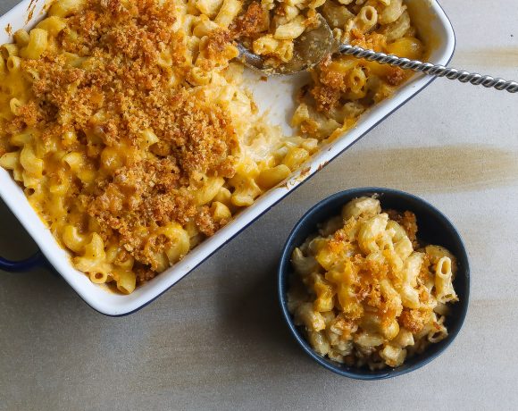 mac and cheese in blue bowl