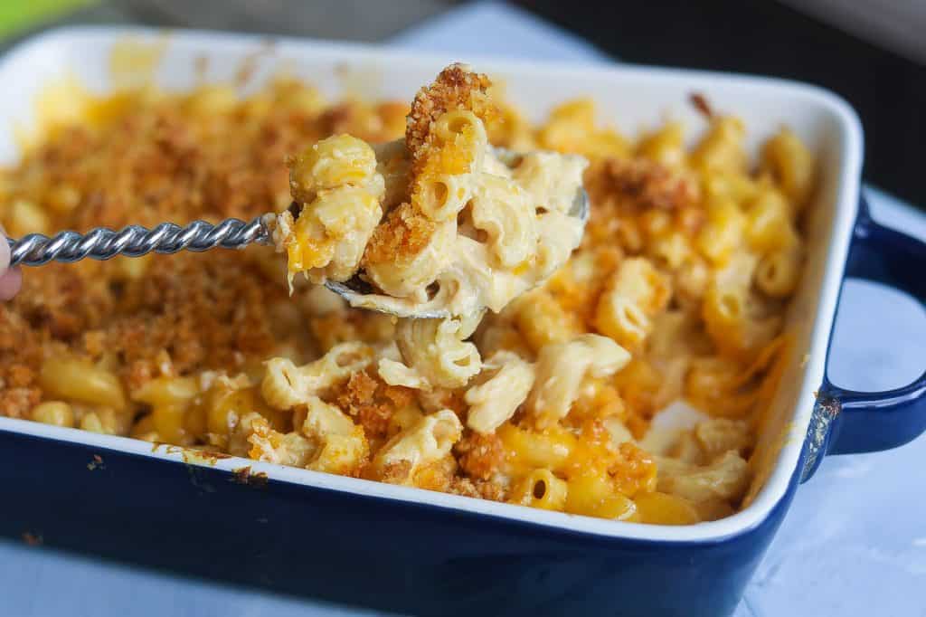 mac and cheese in blue pan