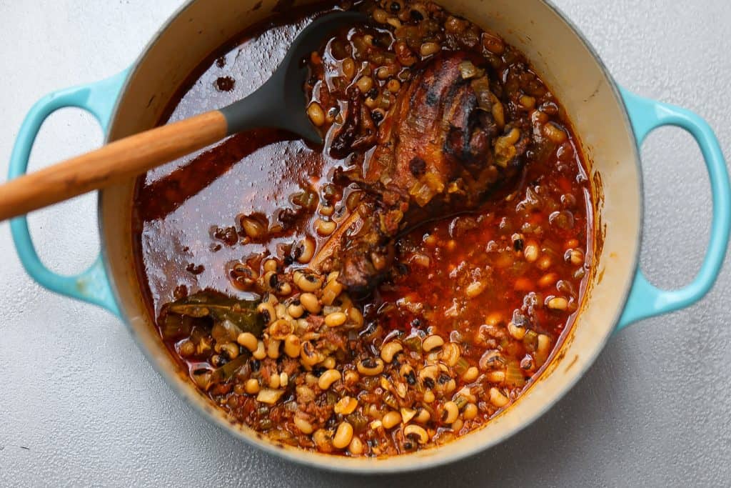 blackeyed peas in a pot with smoked turkey leg