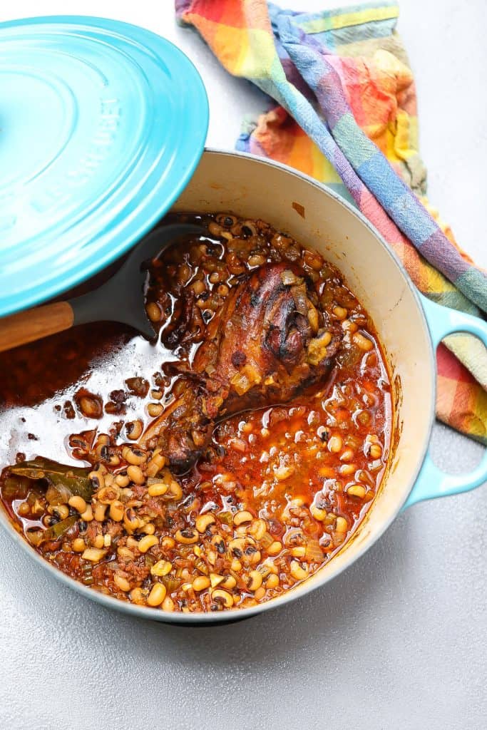 blackeyed peas in a pot with smoked turkey leg