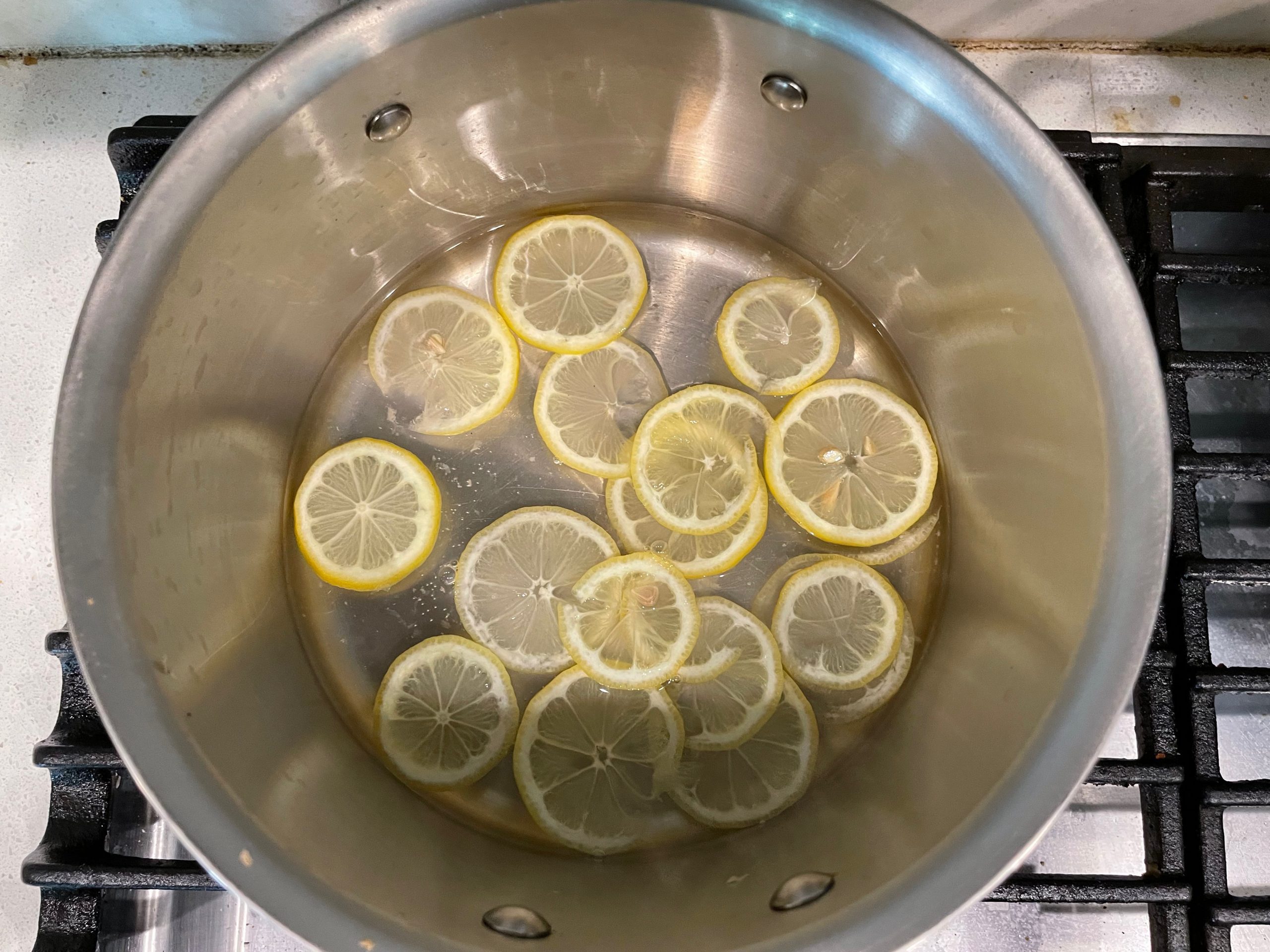 lemon slices in vinegar in pot