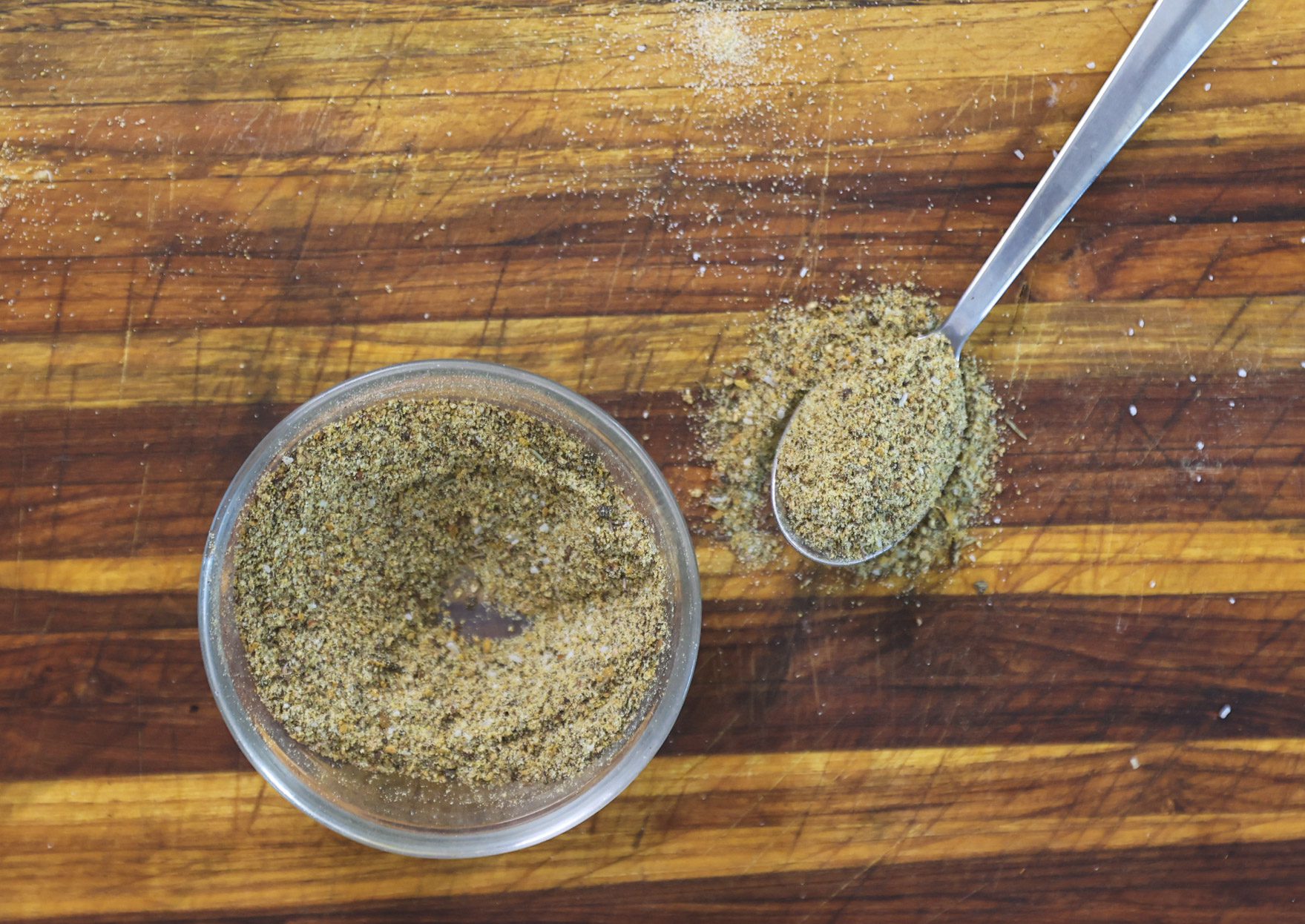 lemon pepper seasoning in small glass bowl